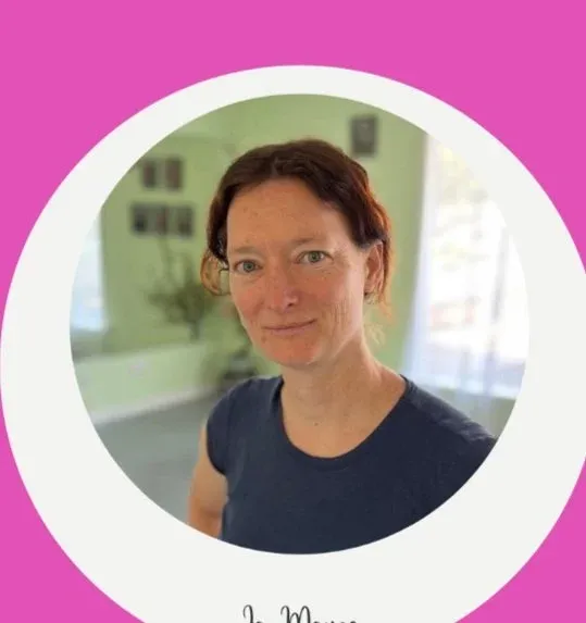 Jo Moyes, portrait in a circle frame on a pink background